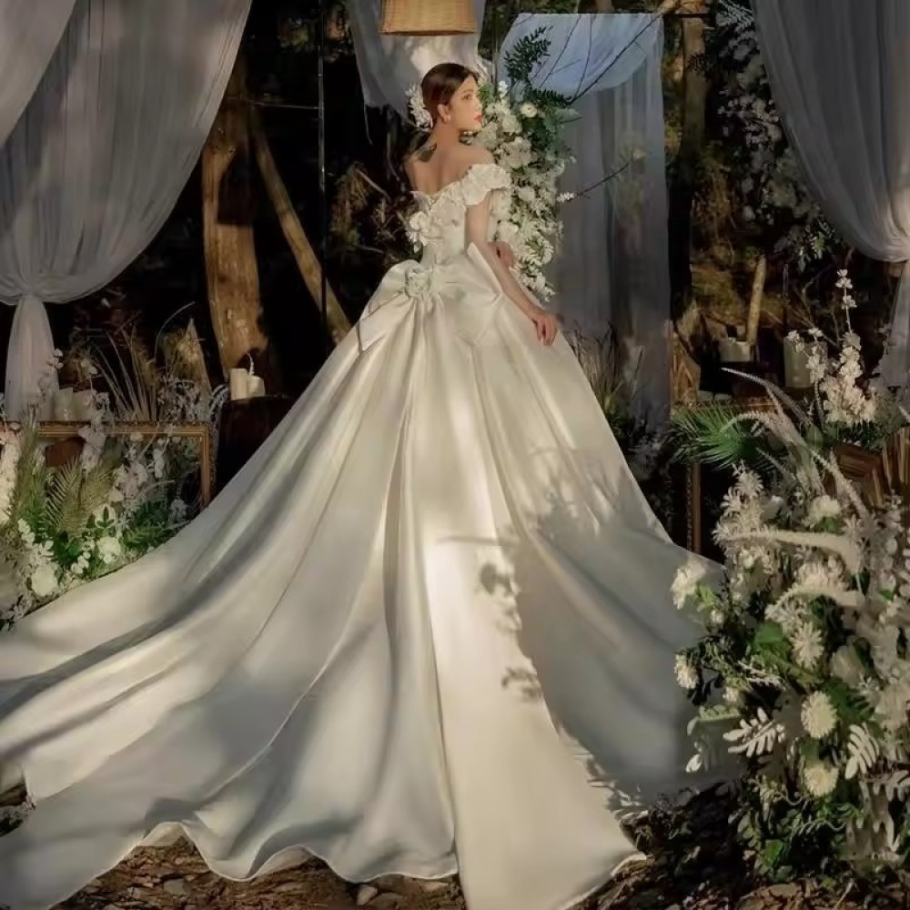 luxurious Customized New Style Elegant Off-Shoulder White Bridal Large Trailing Satin Wedding Dress