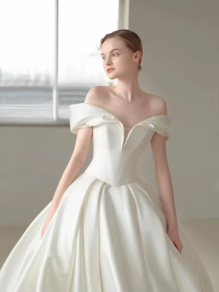 luxurious Customized Bridal Wedding Princess Style Satin Wedding Dress Simple Elegant Pure Off-the-Shoulder Trailing Wedding Dress