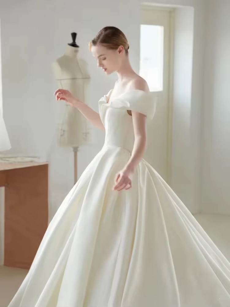 luxurious Customized Bridal Wedding Princess Style Satin Wedding Dress Simple Elegant Pure Off-the-Shoulder Trailing Wedding Dress