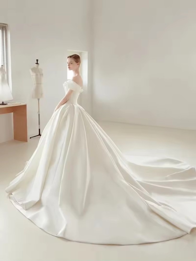 luxurious Customized Bridal Wedding Princess Style Satin Wedding Dress Simple Elegant Pure Off-the-Shoulder Trailing Wedding Dress
