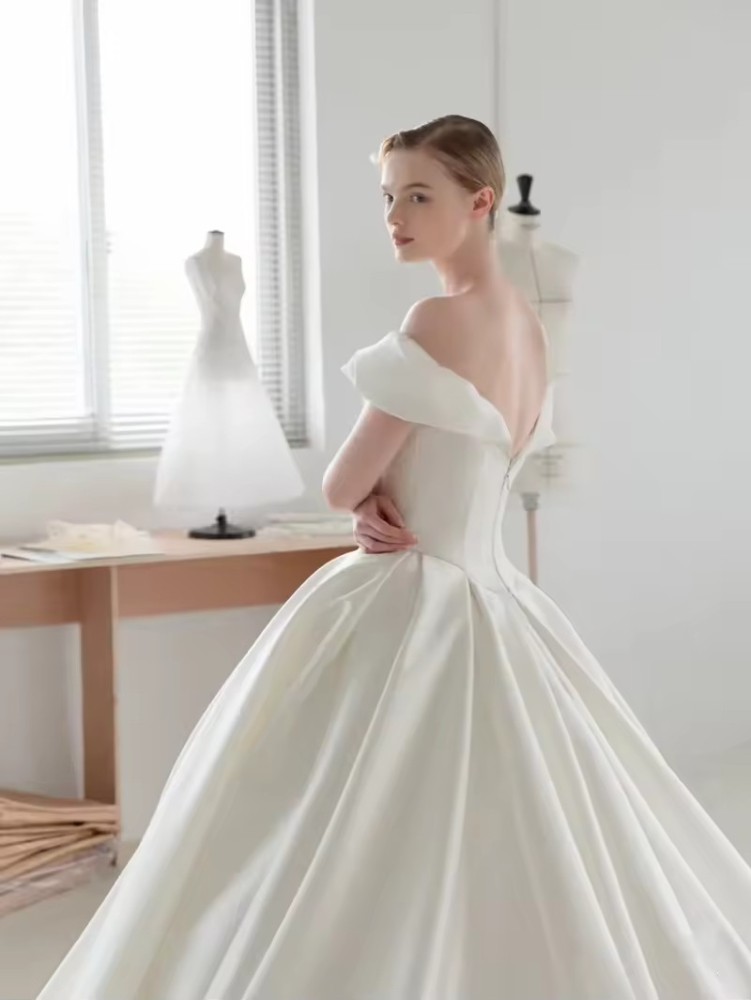 luxurious Customized Bridal Wedding Princess Style Satin Wedding Dress Simple Elegant Pure Off-the-Shoulder Trailing Wedding Dress
