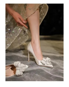 luxurious Customized New White Wedding Shoes Satin Pearl Bow Bridesmaid Glamorous Point Toe Ladies High Heel Shoes Luxury Bridal Heels