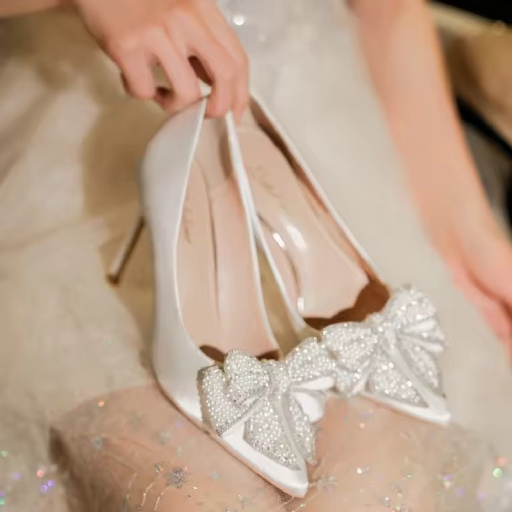 luxurious Customized New White Wedding Shoes Satin Pearl Bow Bridesmaid Glamorous Point Toe Ladies High Heel Shoes Luxury Bridal Heels