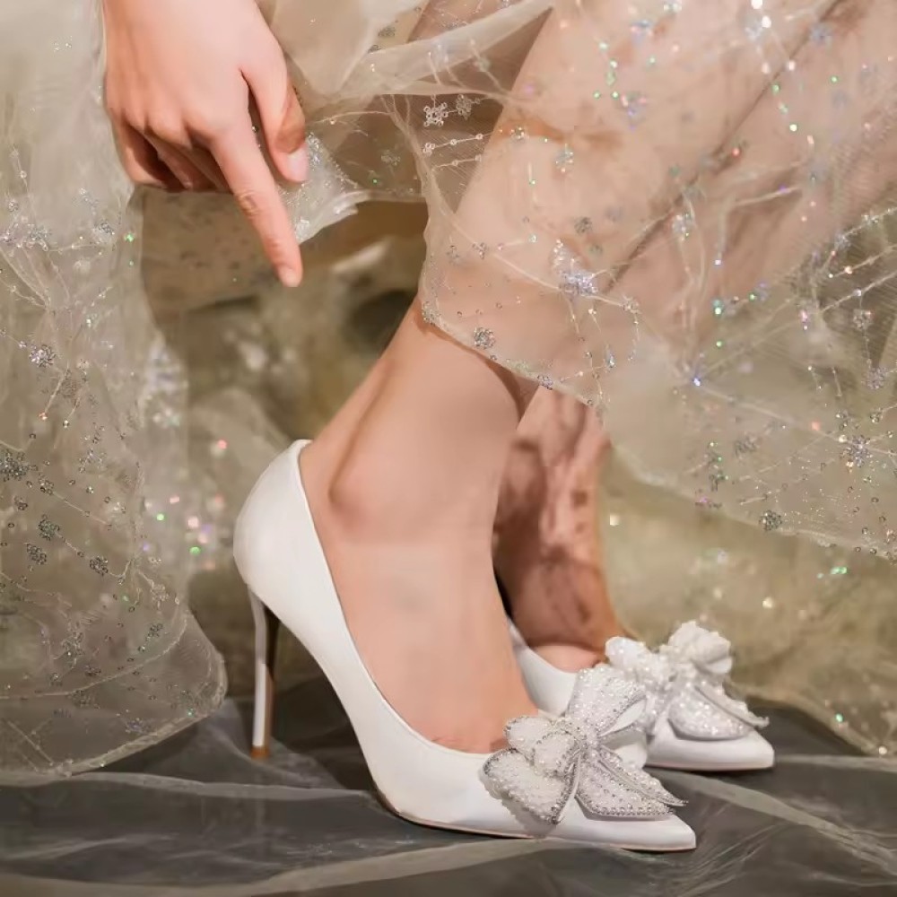 luxurious Customized New White Wedding Shoes Satin Pearl Bow Bridesmaid Glamorous Point Toe Ladies High Heel Shoes Luxury Bridal Heels