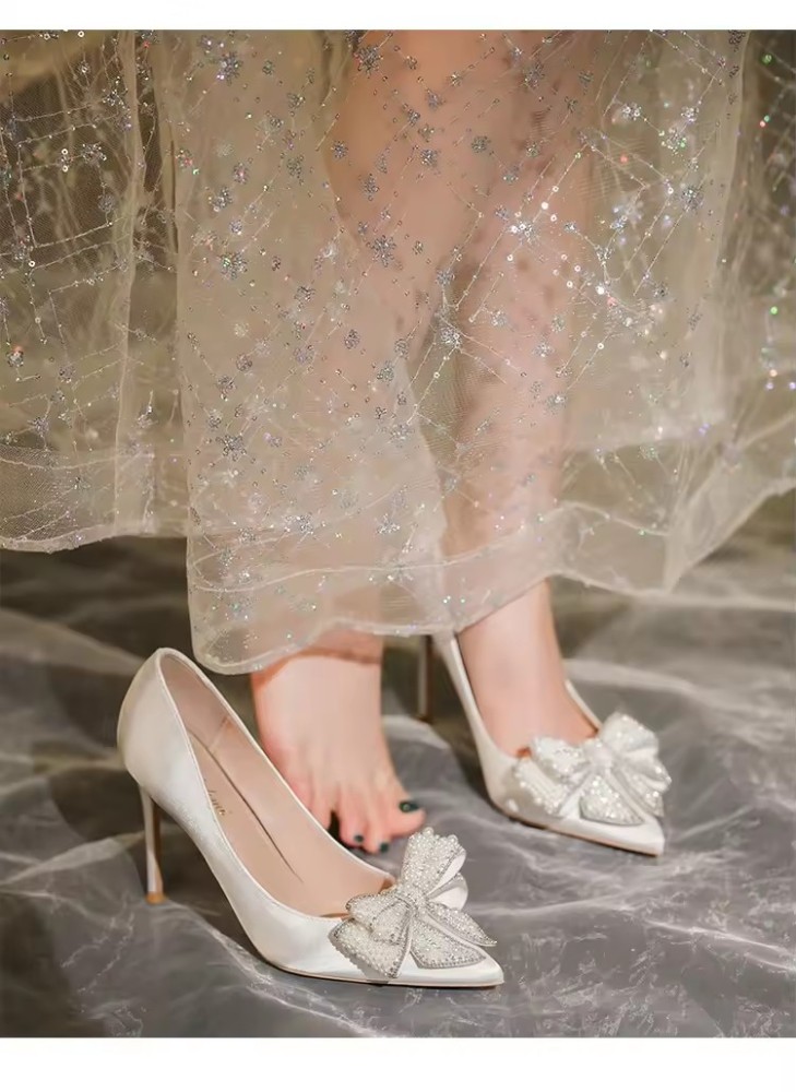 luxurious Customized New White Wedding Shoes Satin Pearl Bow Bridesmaid Glamorous Point Toe Ladies High Heel Shoes Luxury Bridal Heels