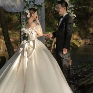 luxurious Customized New Style Elegant Off-Shoulder White Bridal Large Trailing Satin Wedding Dress